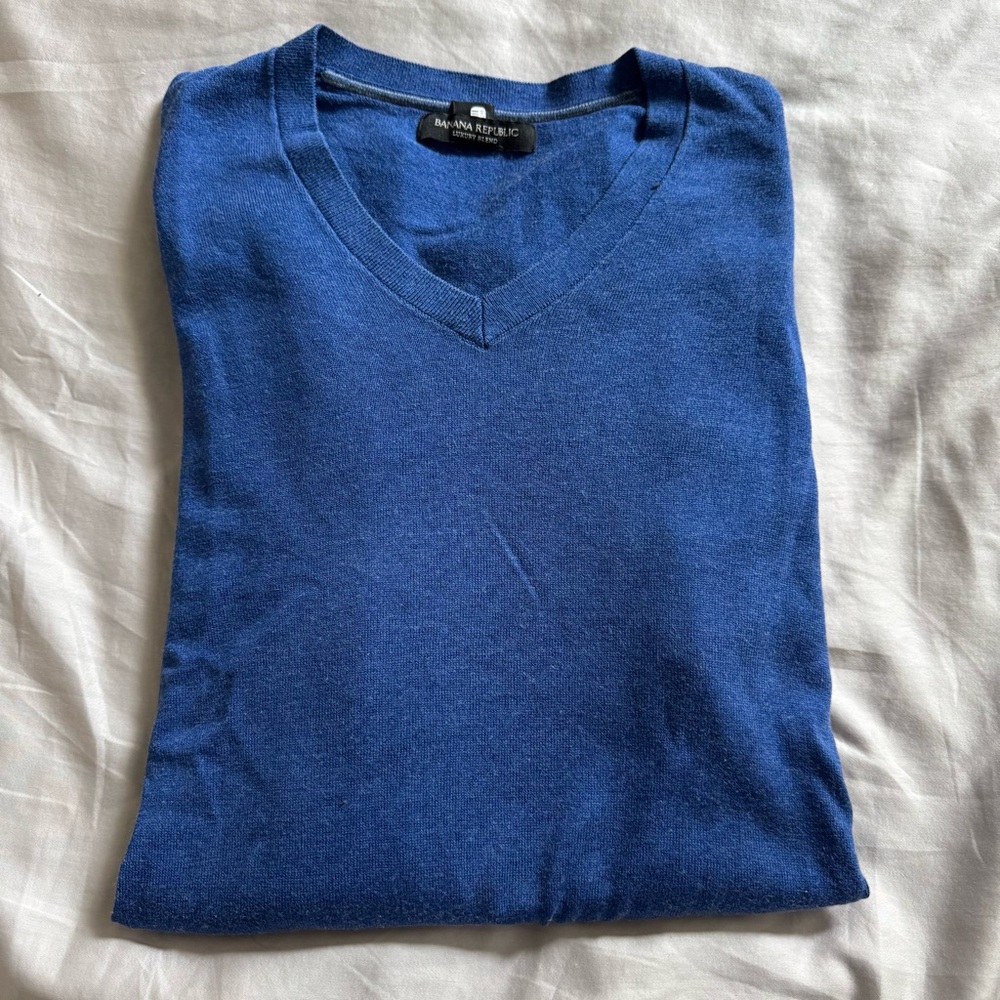Banana Republic Men’s Luxury Blend V-Neck Sweater, M